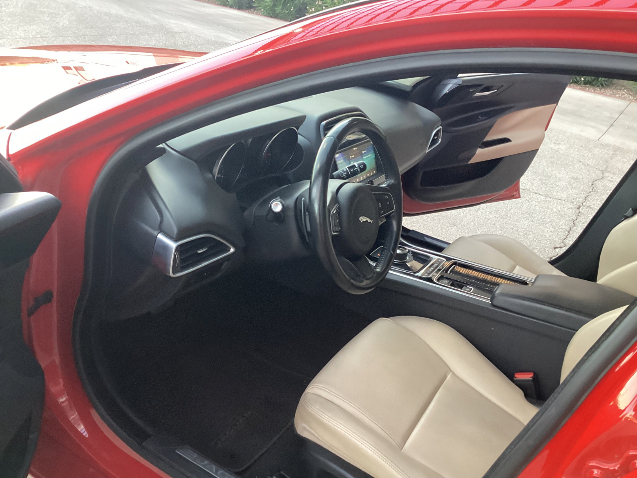 Jaguar XE 25t Premium 2019