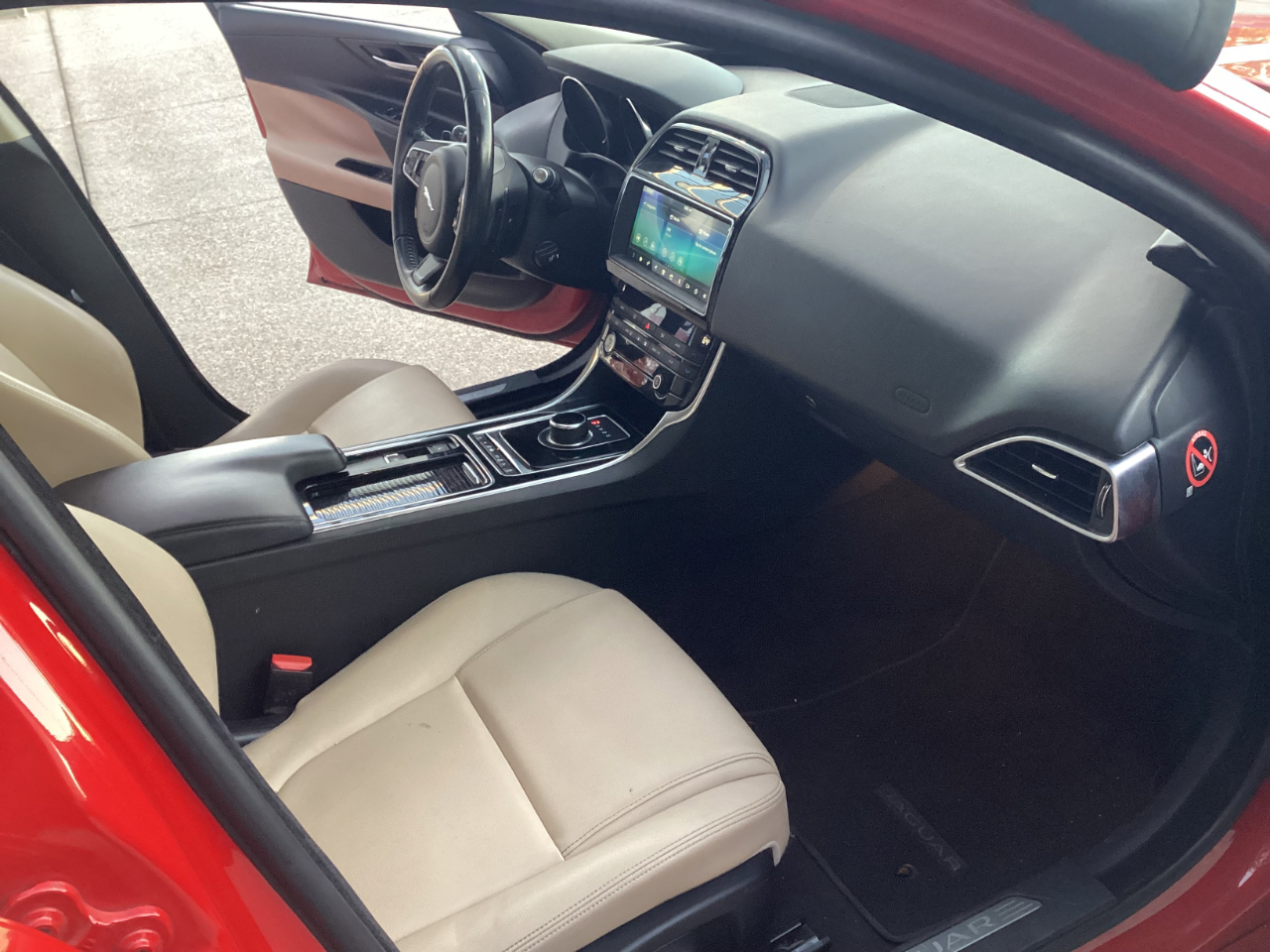 Jaguar XE 25t Premium 2019