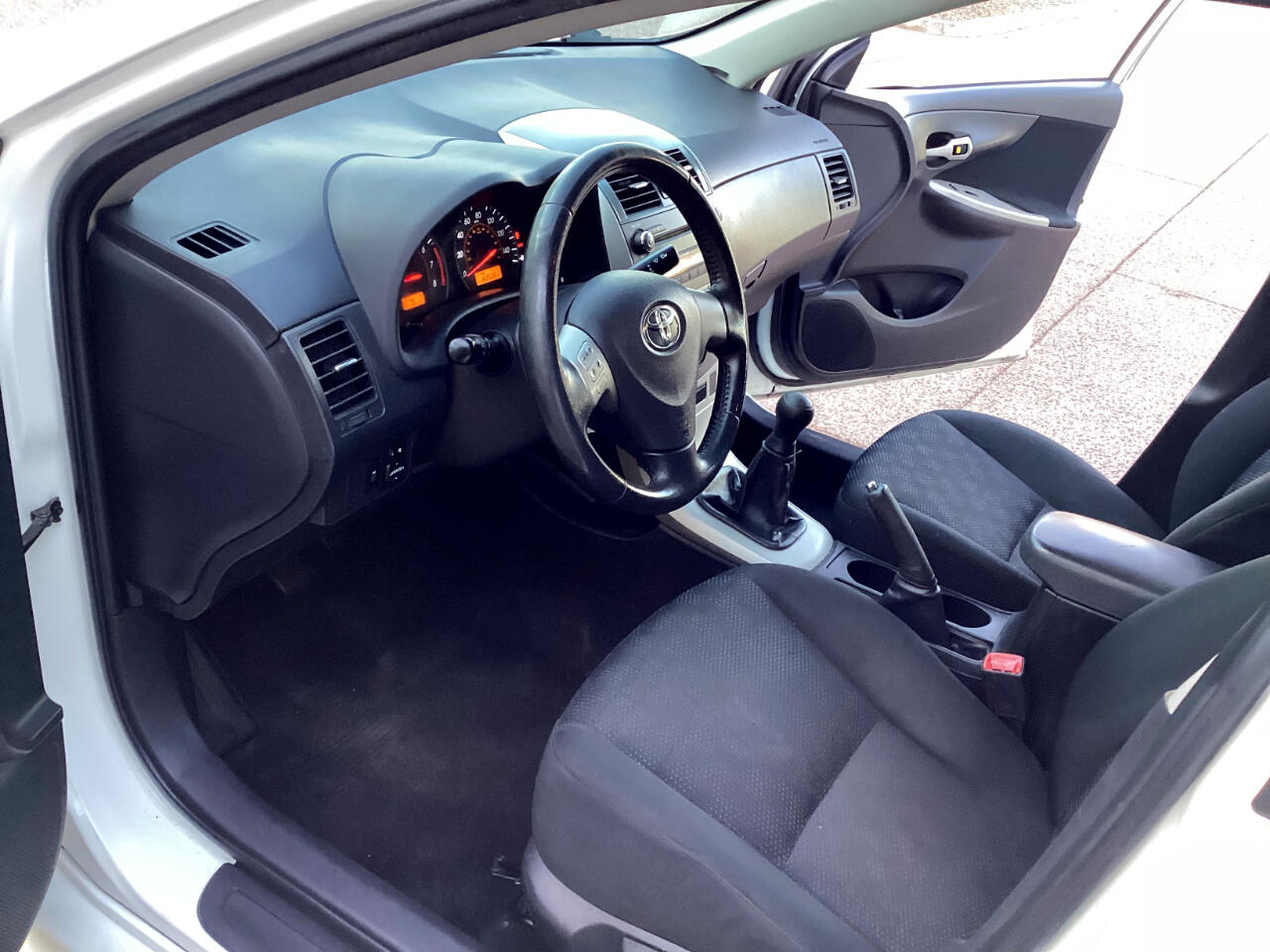 Toyota Corolla Base 5-Speed MT 2010