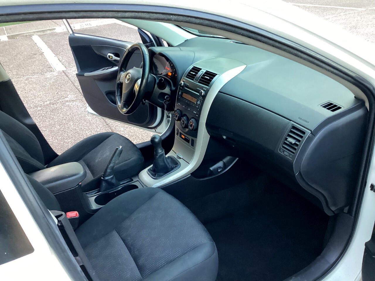 Toyota Corolla Base 5-Speed MT 2010