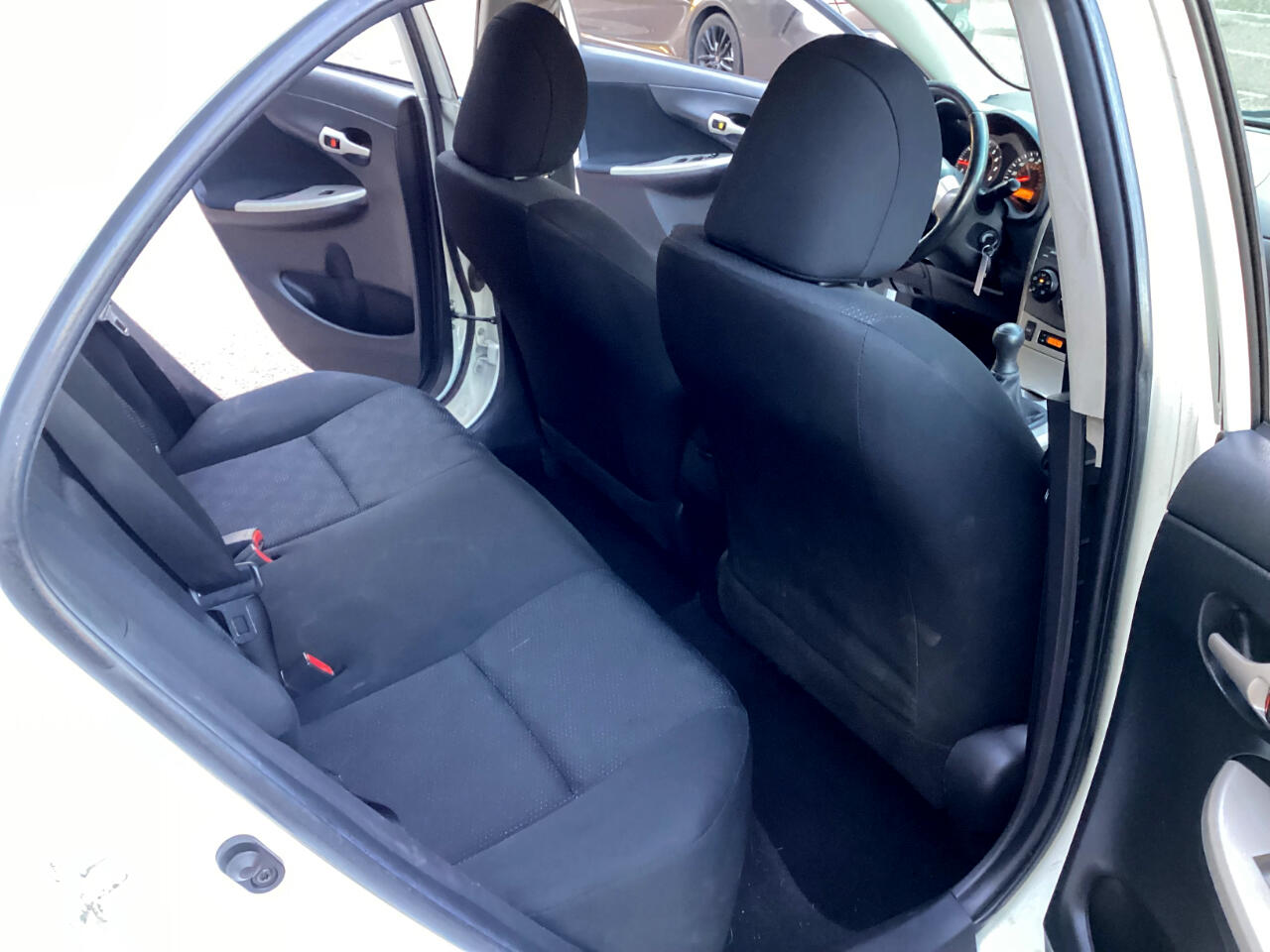 Toyota Corolla Base 5-Speed MT 2010