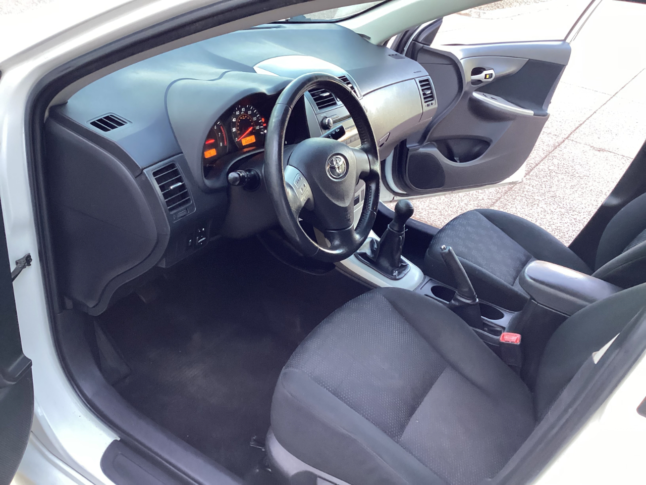 Toyota Corolla Base 5-Speed MT 2010