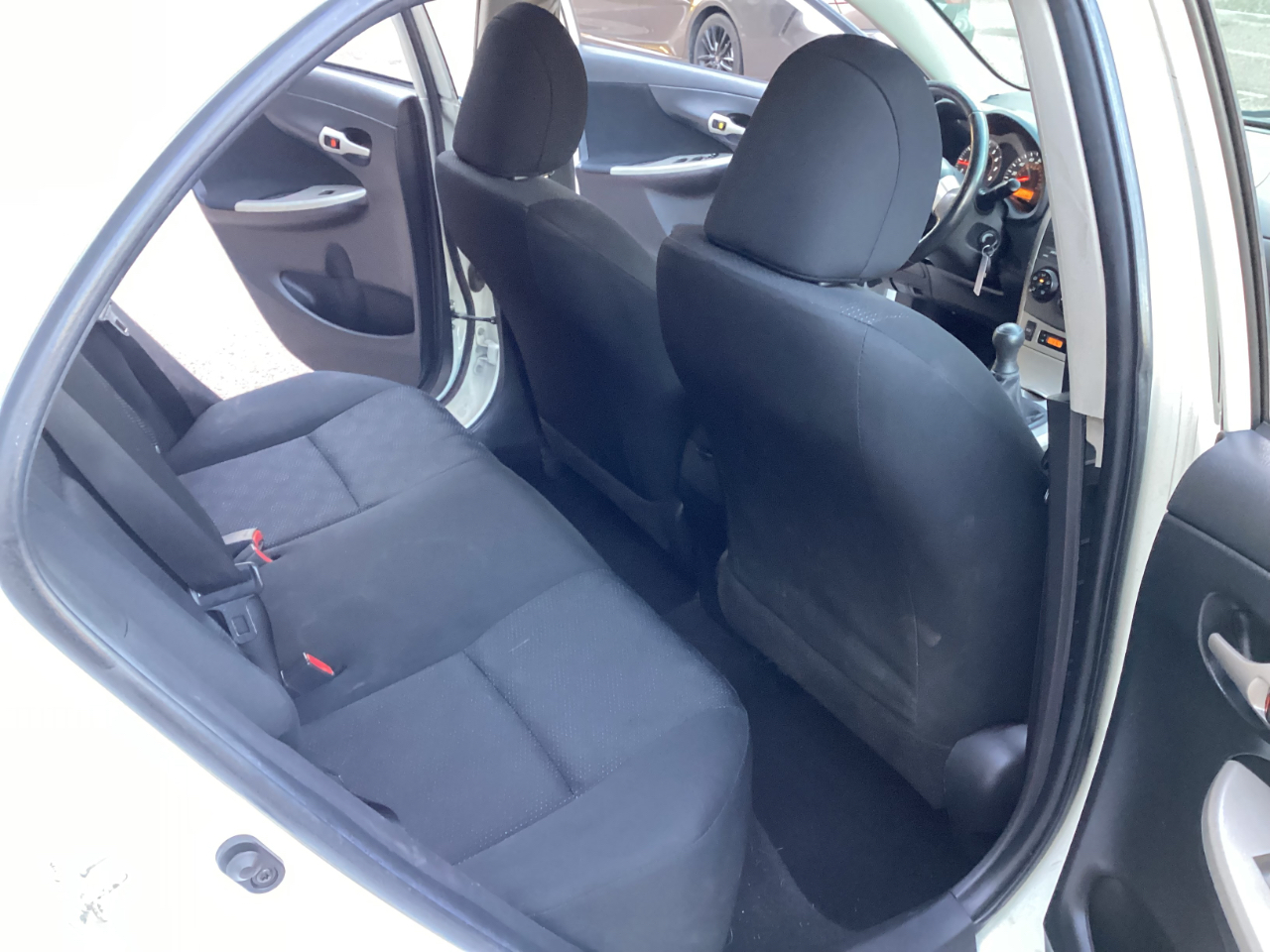 Toyota Corolla Base 5-Speed MT 2010