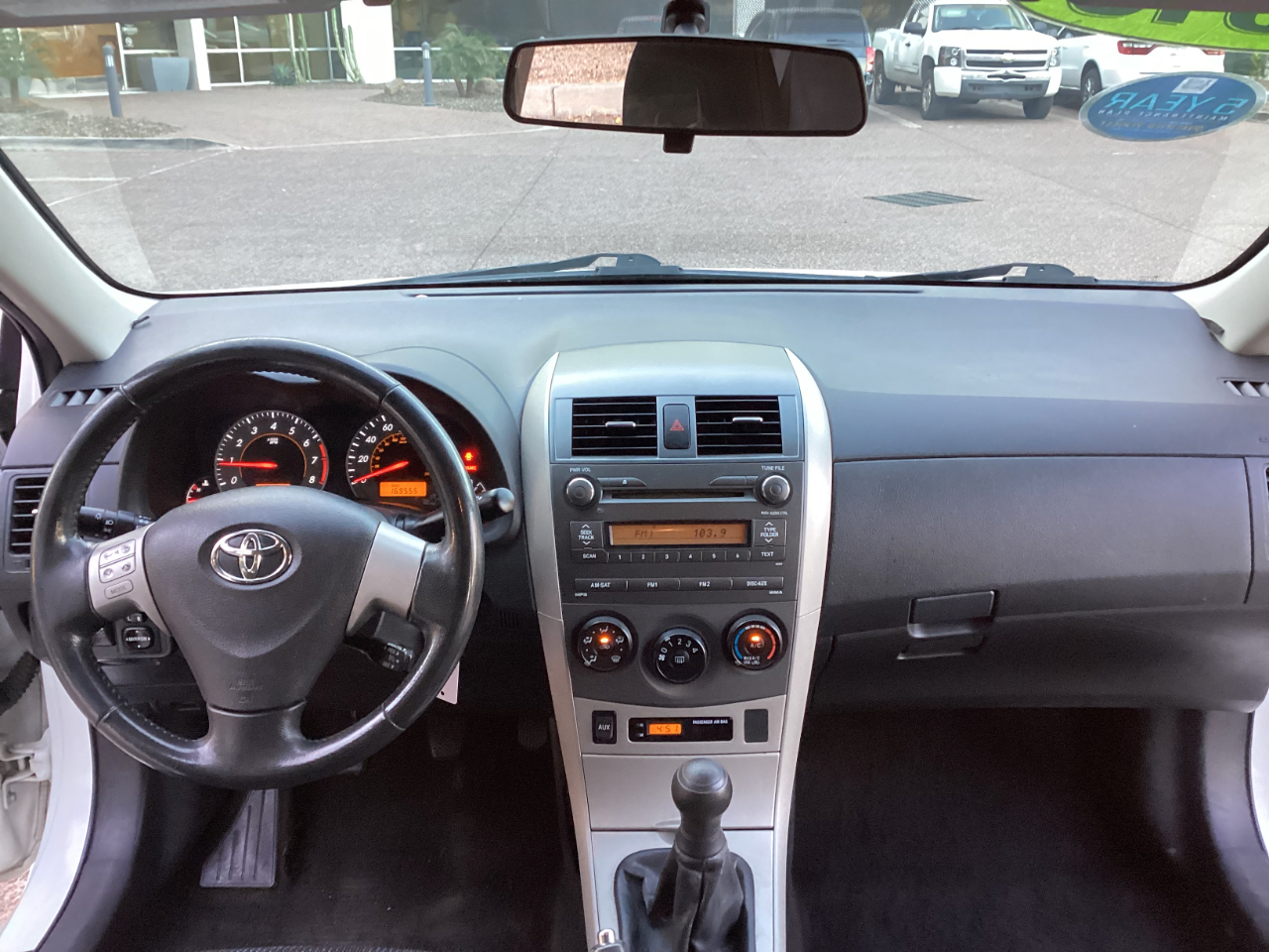 Toyota Corolla Base 5-Speed MT 2010