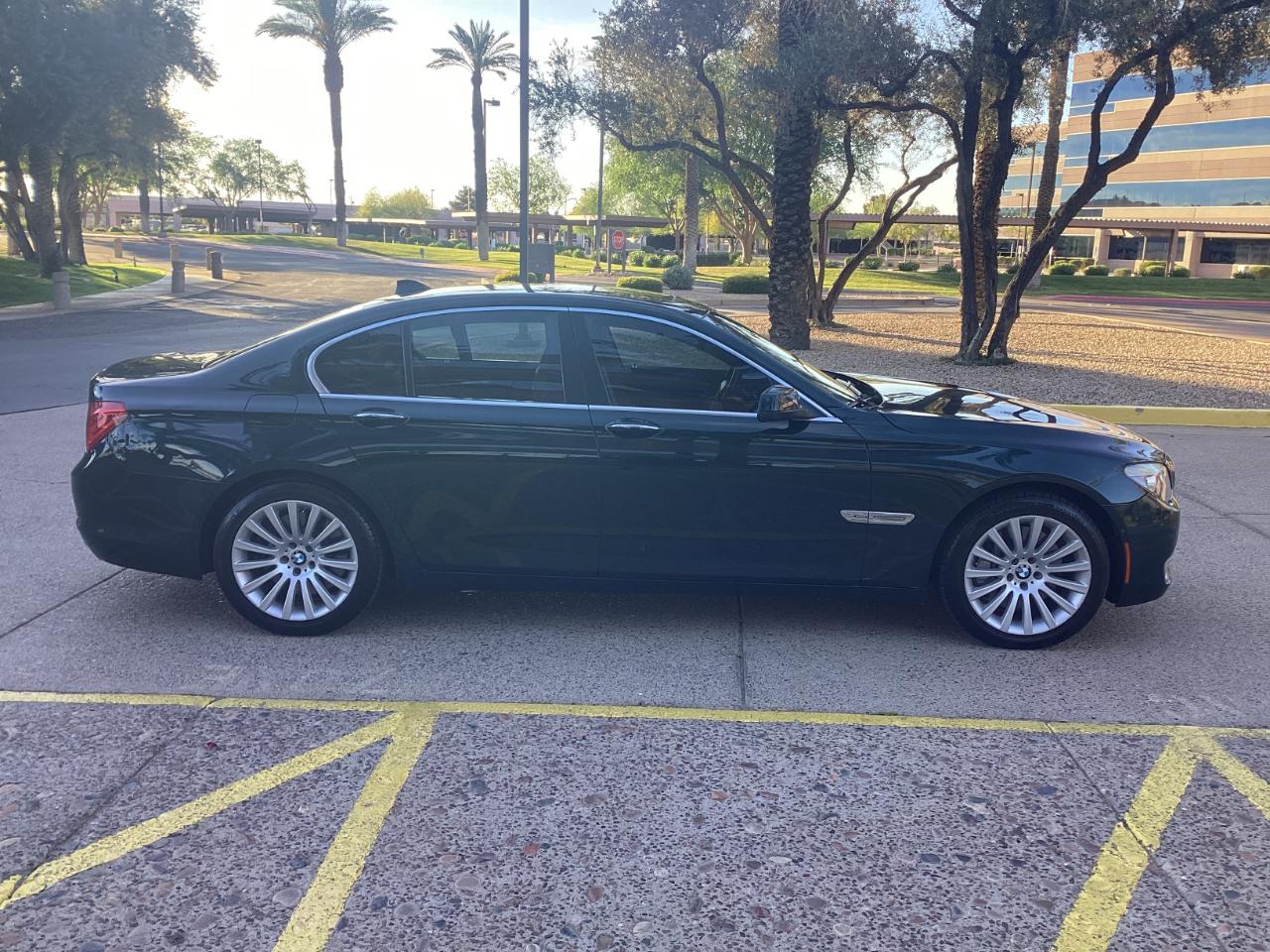 BMW 7-Series 750i xDrive Sedan 2012