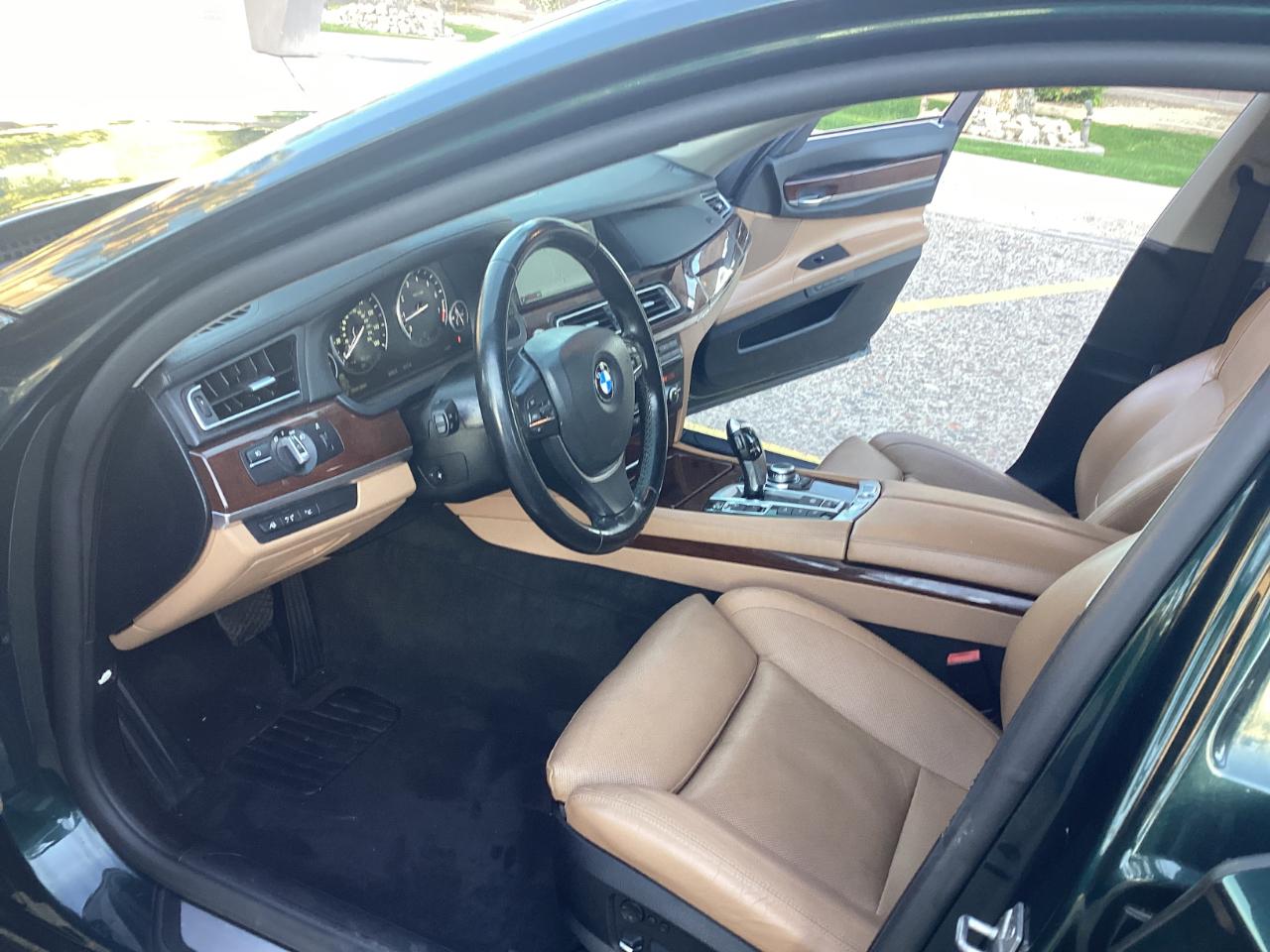 BMW 7-Series 750i xDrive Sedan 2012