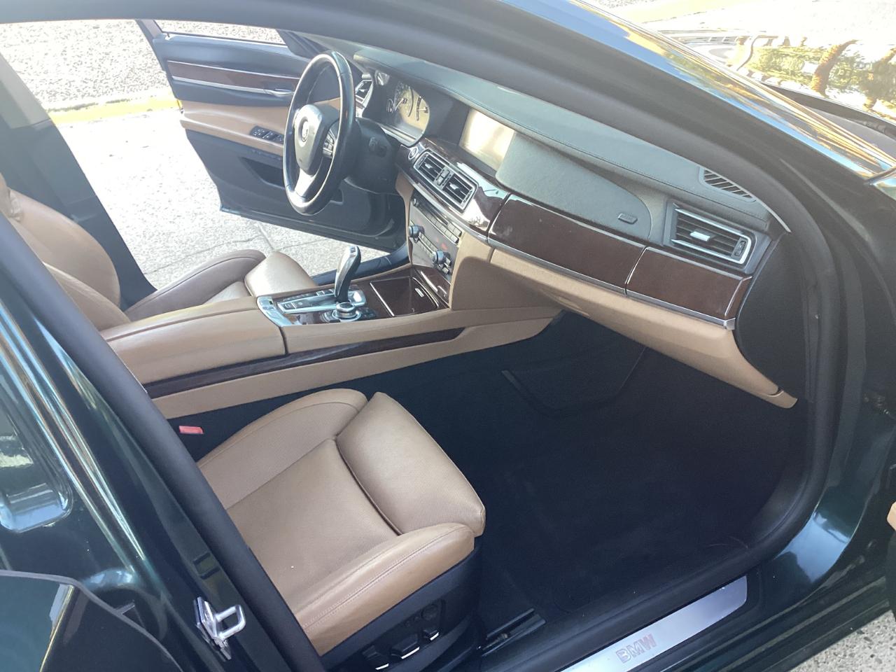 BMW 7-Series 750i xDrive Sedan 2012