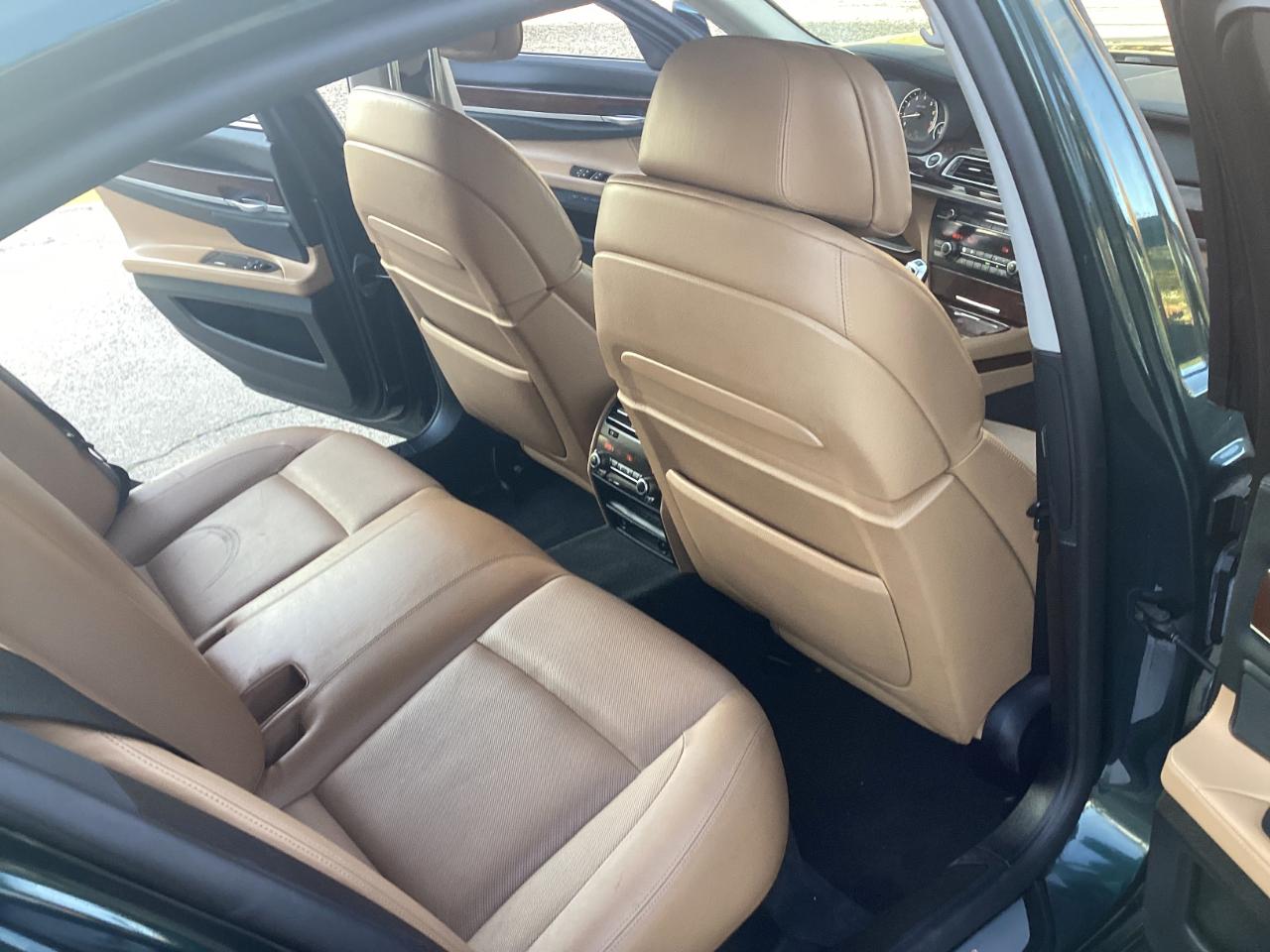 BMW 7-Series 750i xDrive Sedan 2012