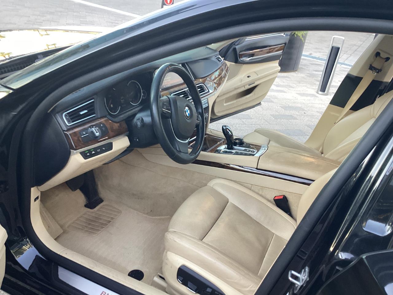 BMW 750Li  2014
