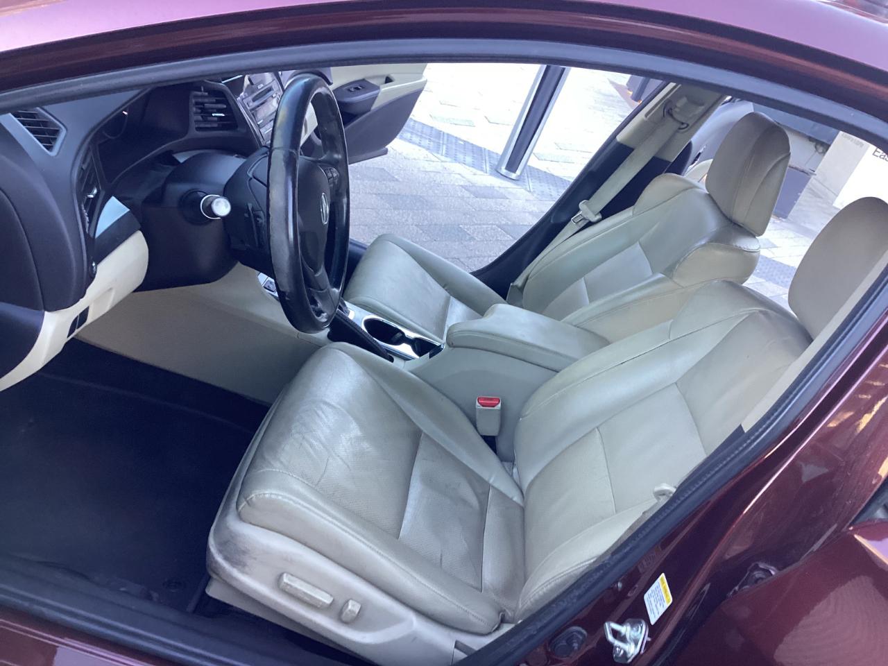 Acura ILX 5-Spd AT w/ Technology Package 2013