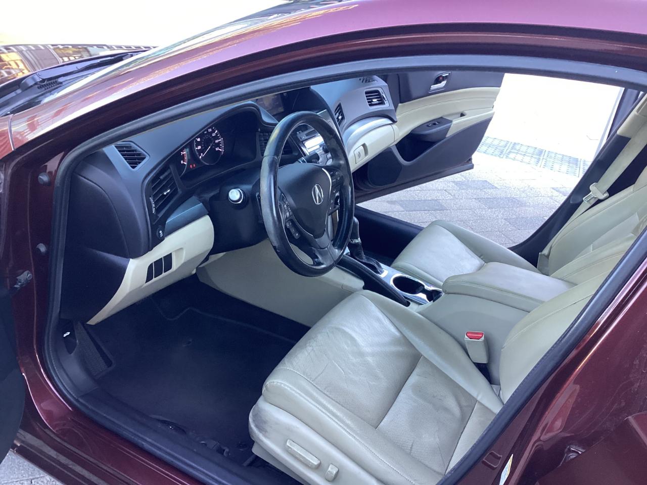 Acura ILX 5-Spd AT w/ Technology Package 2013