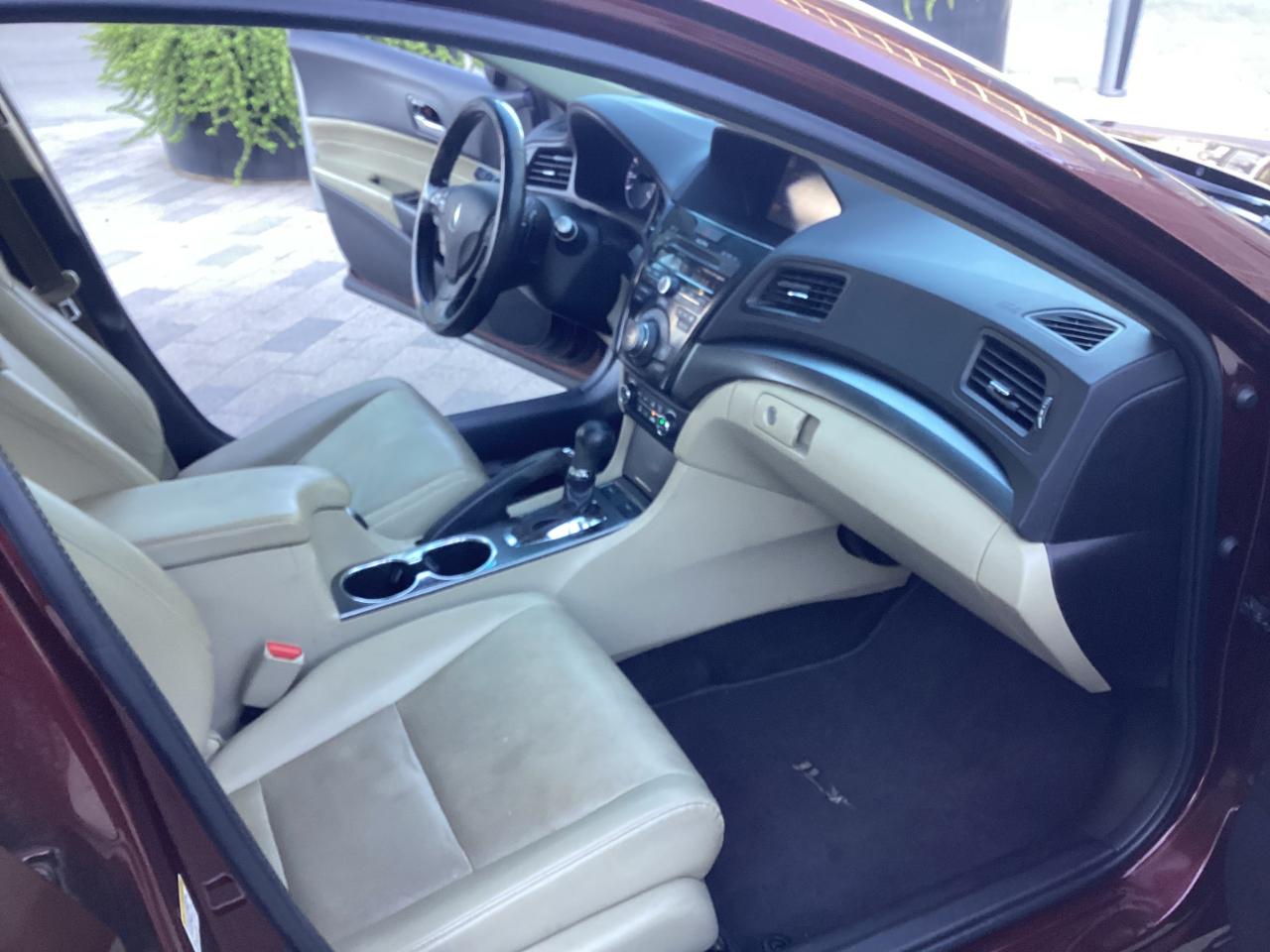 Acura ILX 5-Spd AT w/ Technology Package 2013