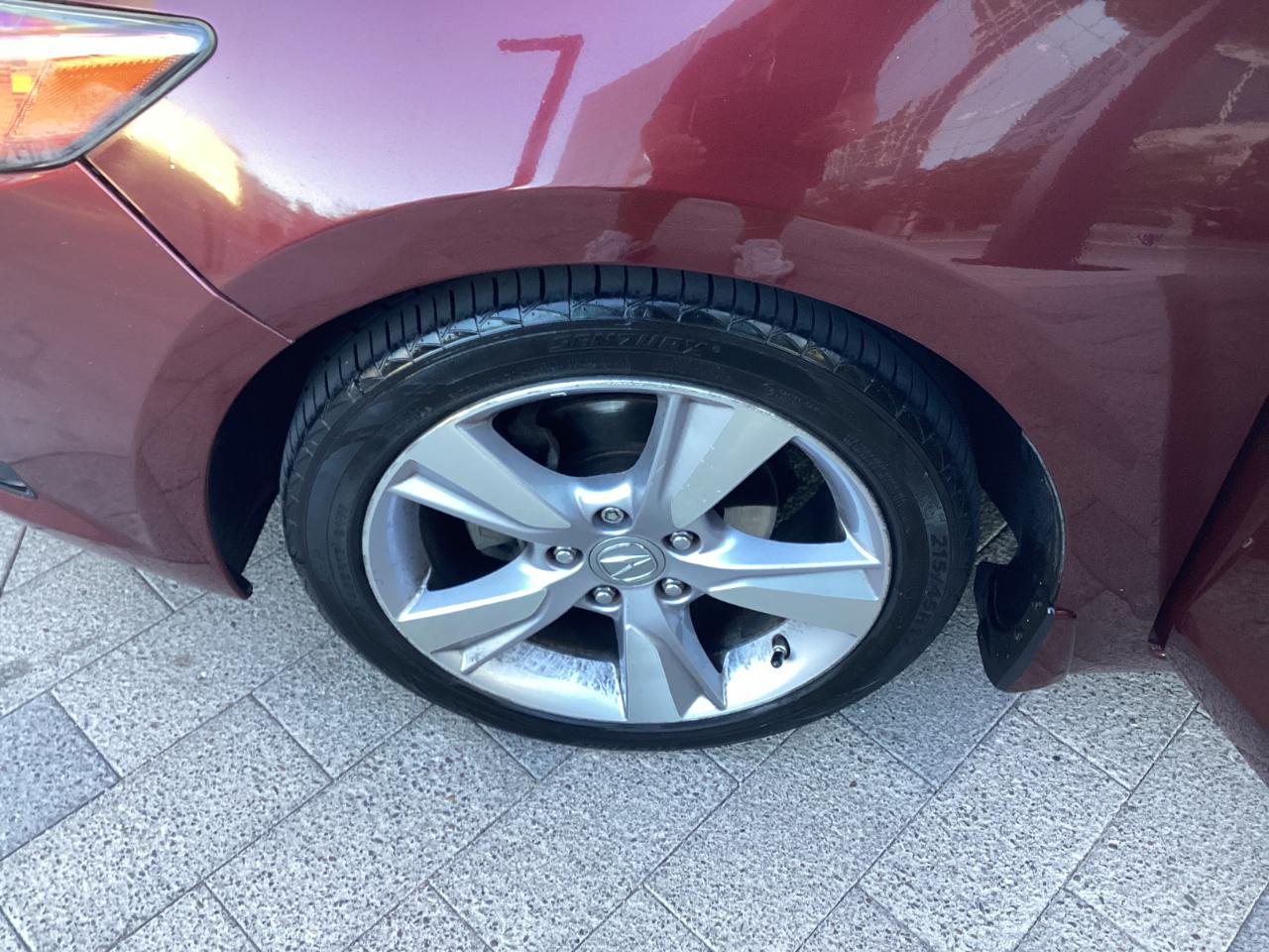 Acura ILX 5-Spd AT w/ Technology Package 2013