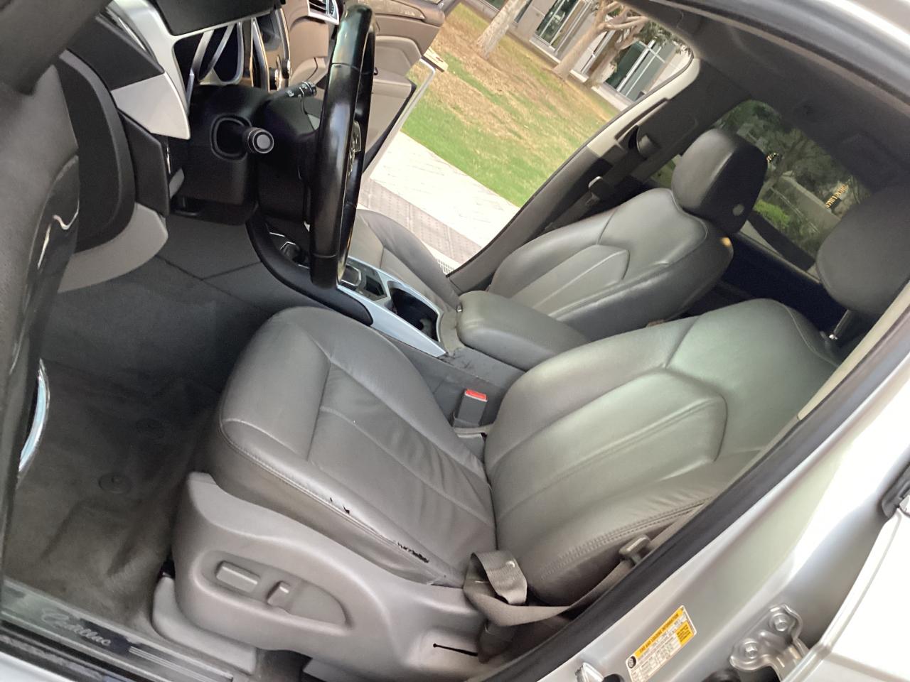 Cadillac SRX Base 2012