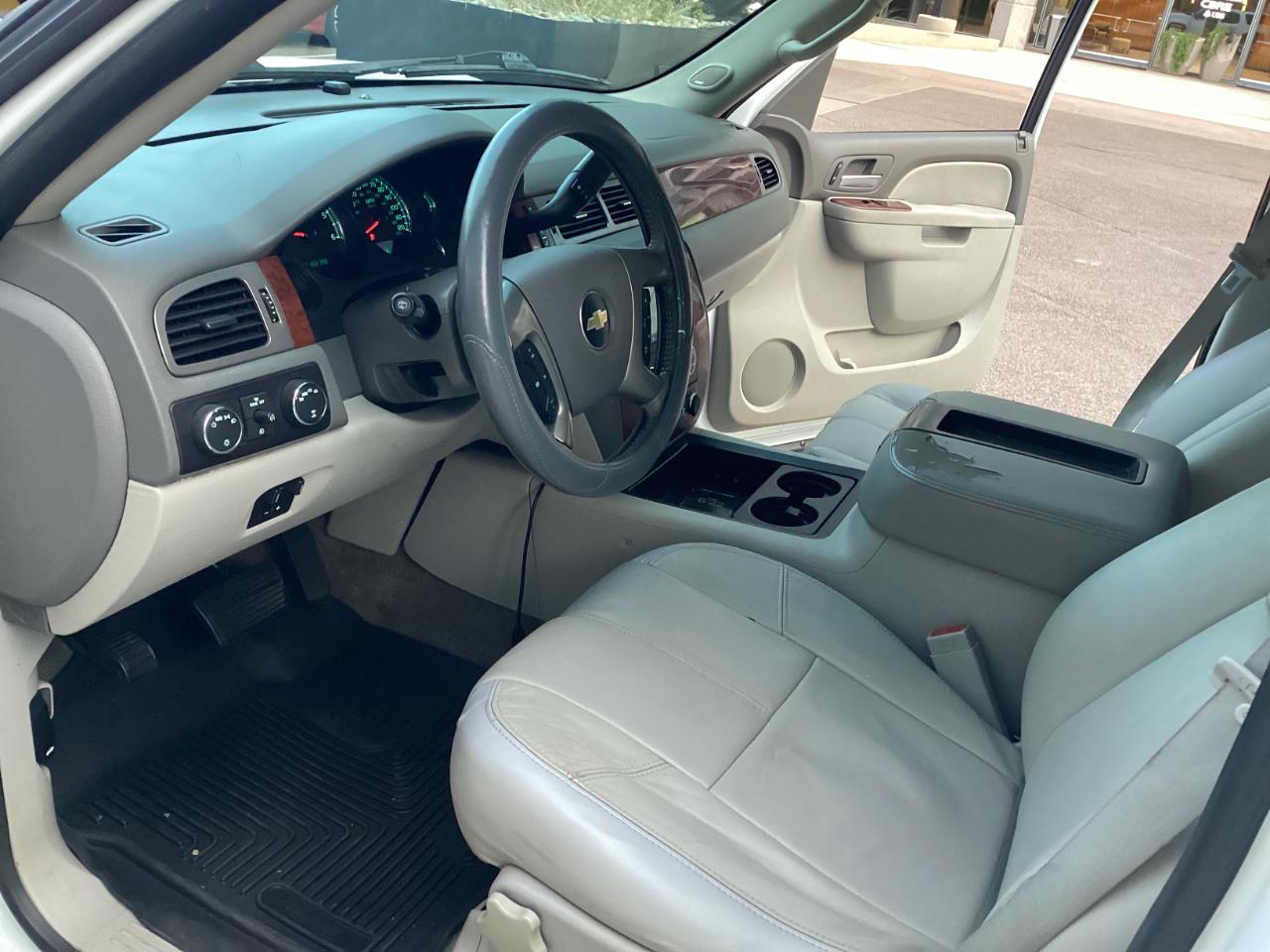 Chevrolet Suburban LT 1500 4WD 2012