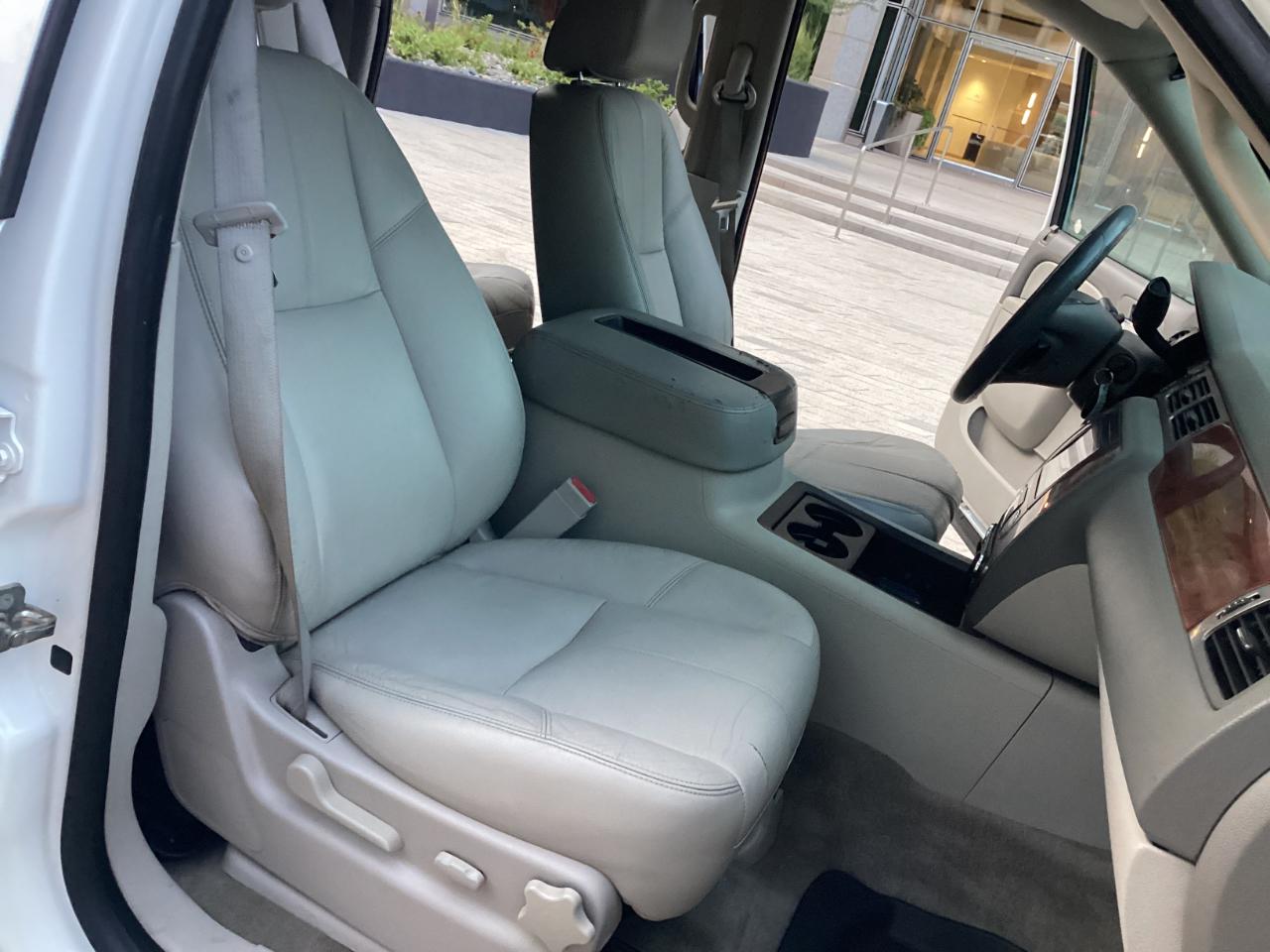 Chevrolet Suburban LT 1500 4WD 2012