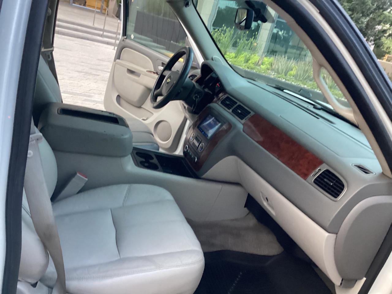 Chevrolet Suburban LT 1500 4WD 2012
