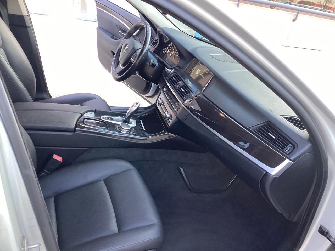 BMW 5-Series 528i 2015