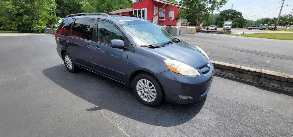 2007 Toyota Sienna XLE 7-PASSENGER Van-Minivan - 10047 - Image 1