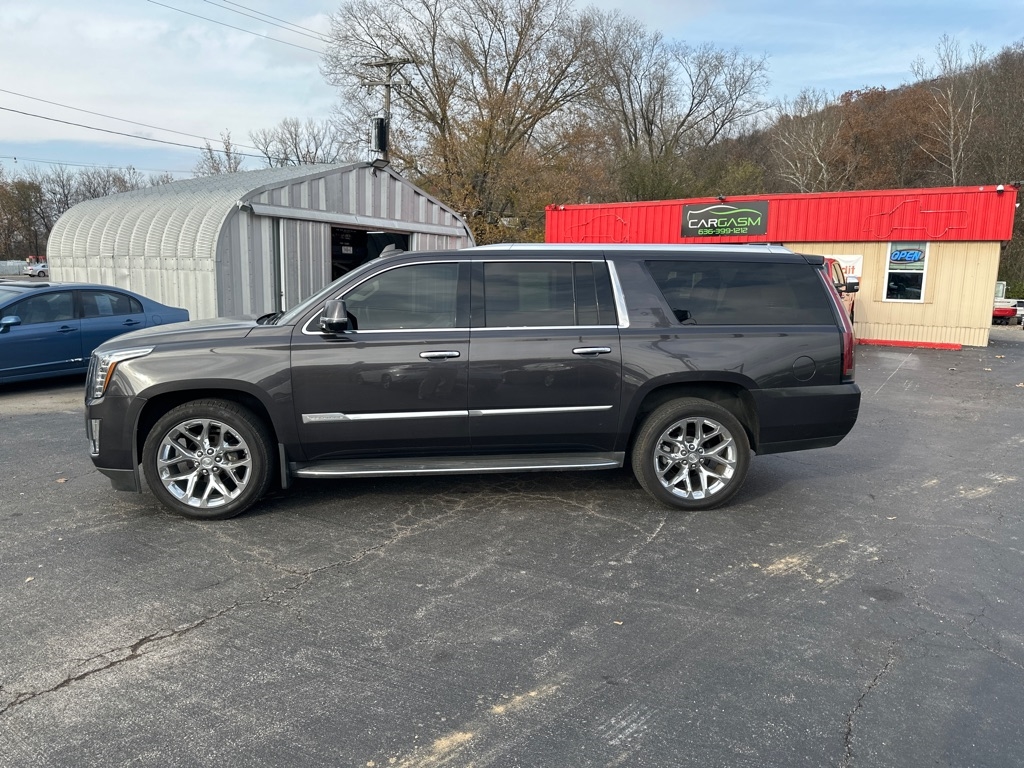 2016 Cadillac Escalade ESV Luxury's photo