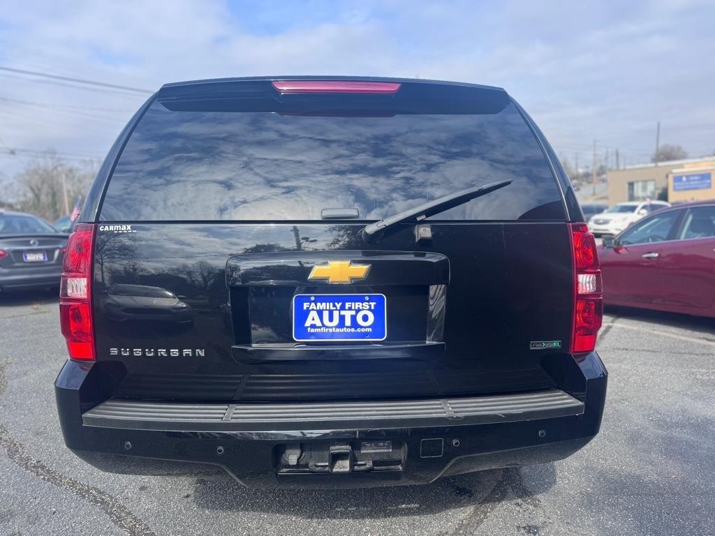 Chevrolet Suburban LT 1500 2WD 2012