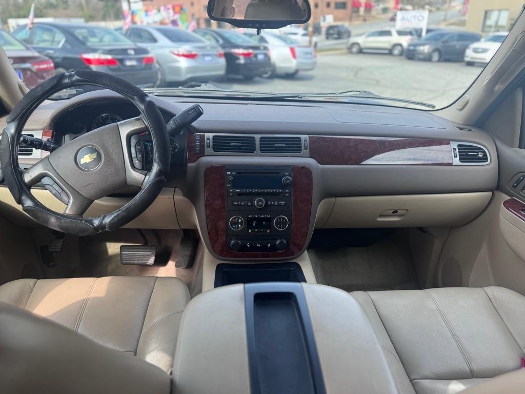 Chevrolet Suburban LT 1500 2WD 2012