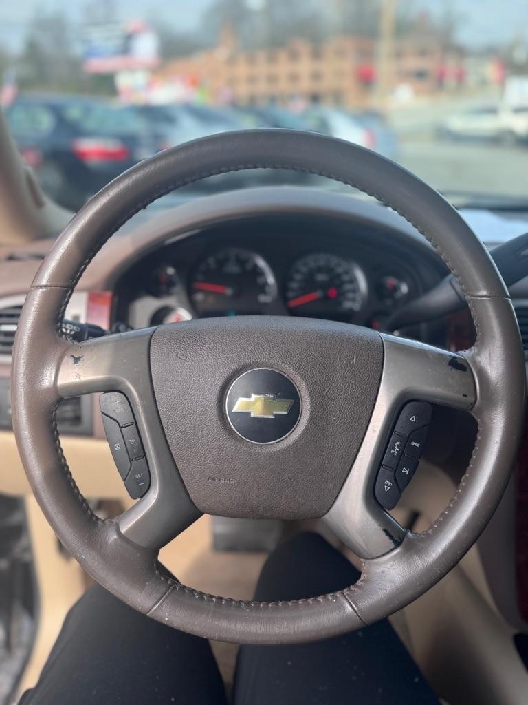 Chevrolet Suburban LT 1500 2WD 2012