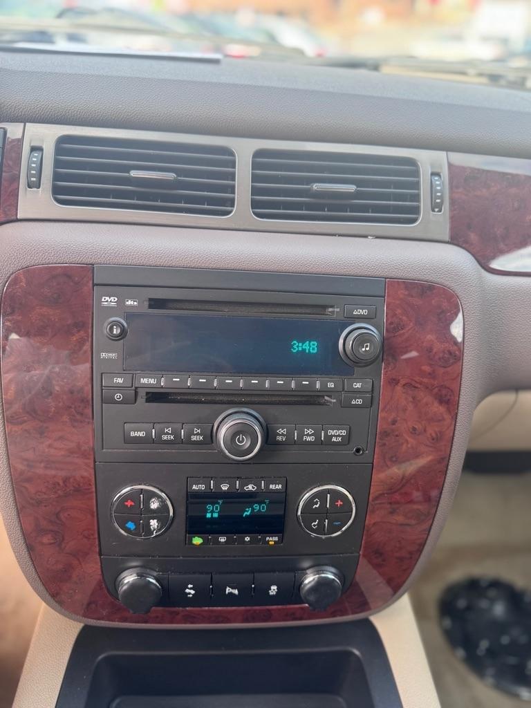 Chevrolet Suburban LT 1500 2WD 2012