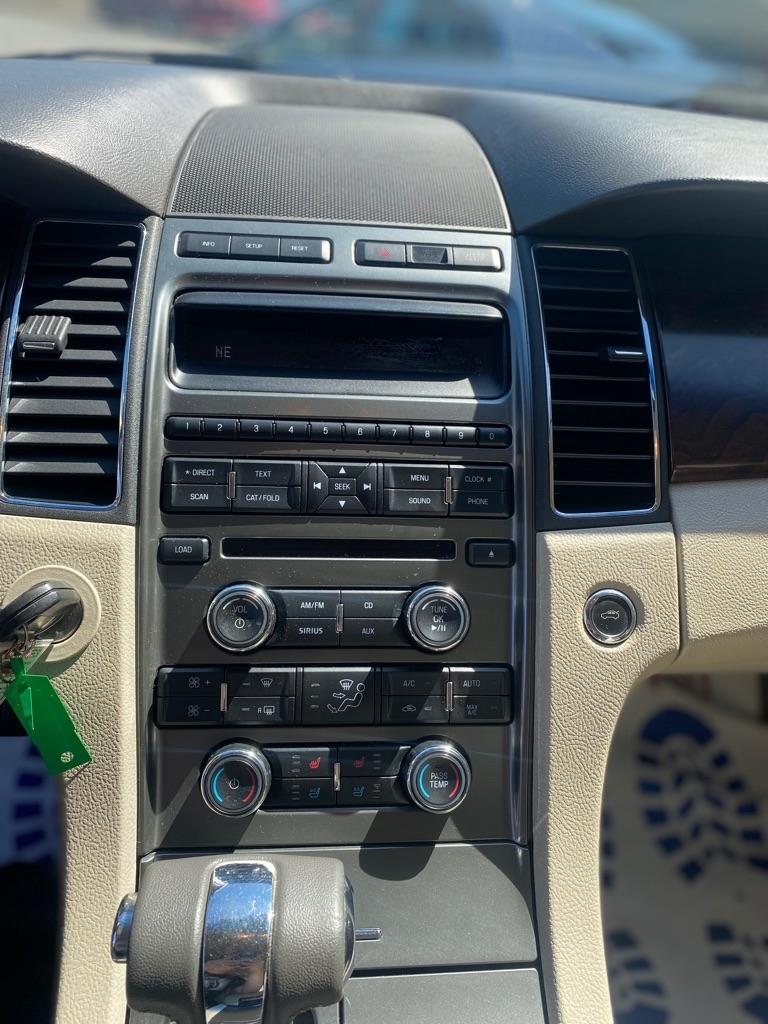 Ford Taurus Limited FWD 2012