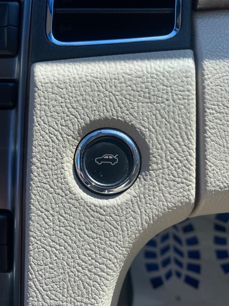 Ford Taurus Limited FWD 2012