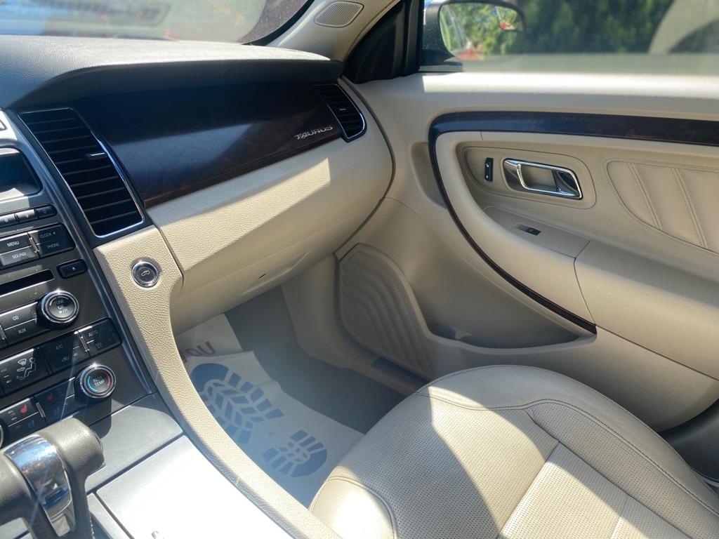 Ford Taurus Limited FWD 2012