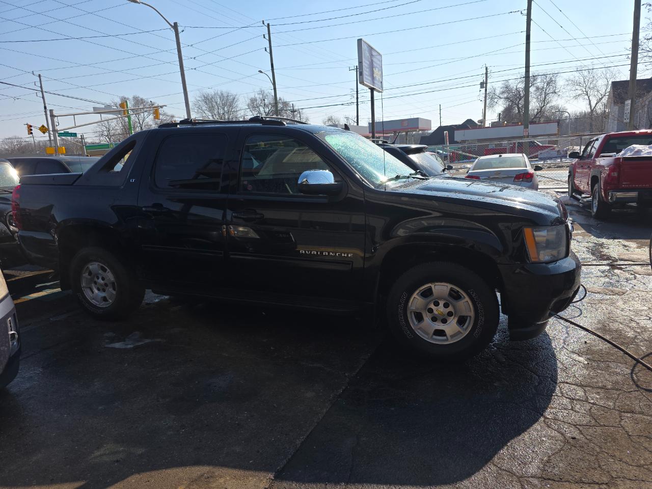 Chevrolet Avalanche LT 4WD 2011