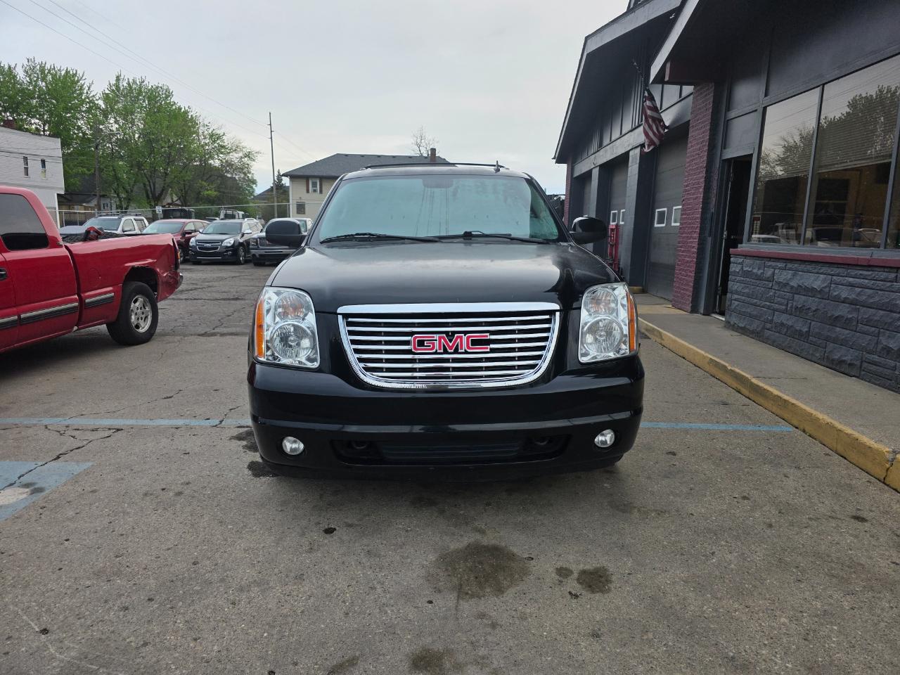 GMC Yukon XL SLT 1/2 Ton 2WD 2013