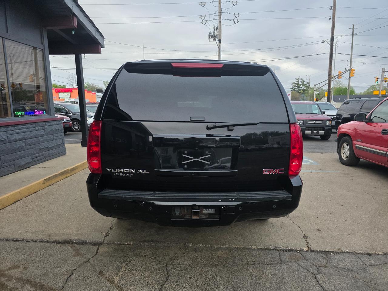 GMC Yukon XL SLT 1/2 Ton 2WD 2013