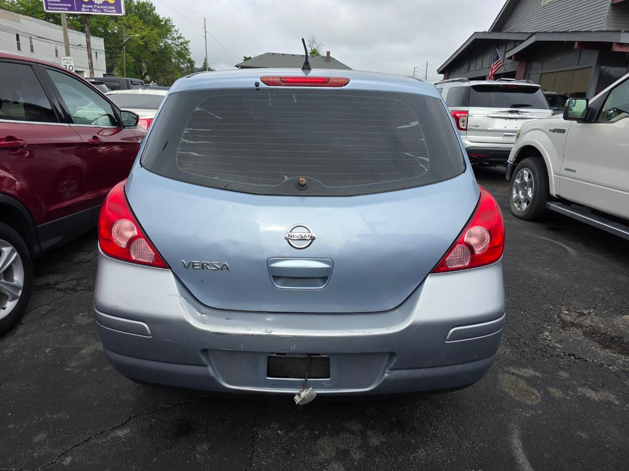 Nissan Versa 1.8 S Hatchback 2011