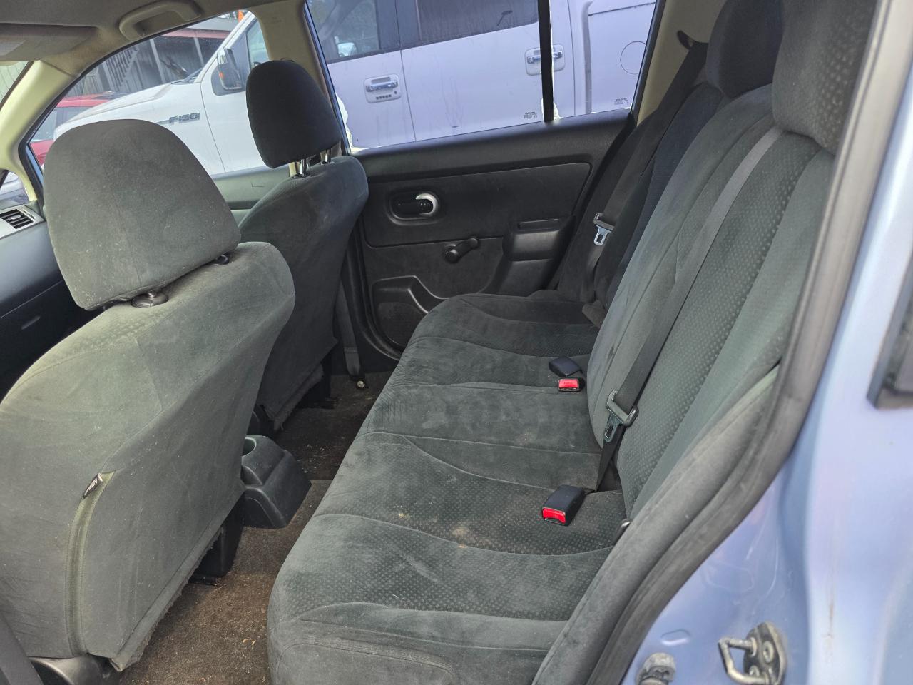 Nissan Versa 1.8 S Hatchback 2011