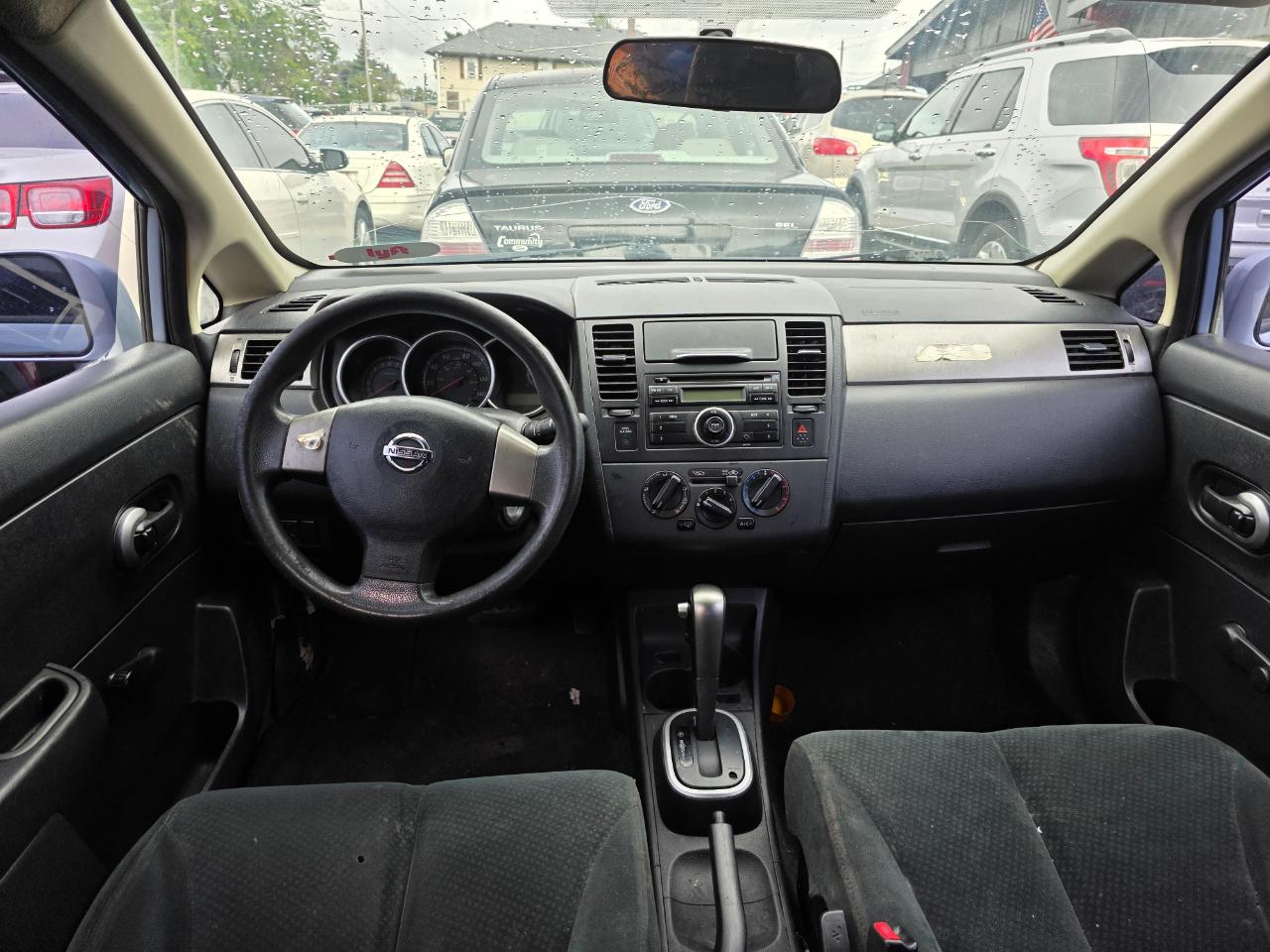 Nissan Versa 1.8 S Hatchback 2011