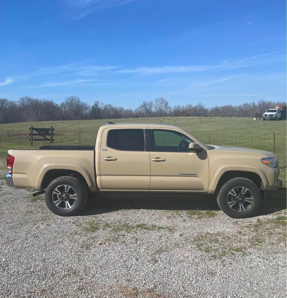 Toyota Tacoma 2WD Double Cab I4 AT SR5 (Natl) 2017
