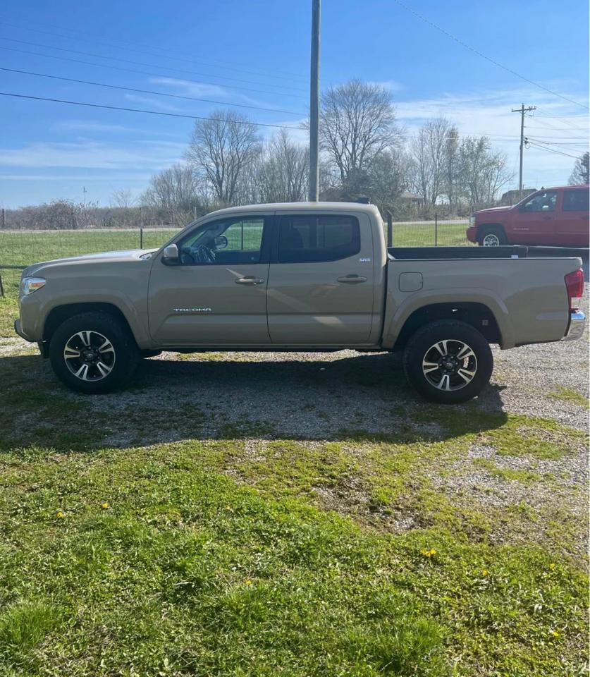 Toyota Tacoma 2WD Double Cab I4 AT SR5 (Natl) 2017