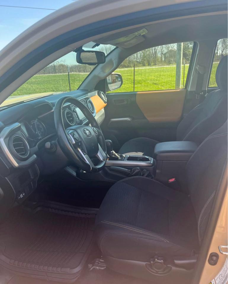 Toyota Tacoma 2WD Double Cab I4 AT SR5 (Natl) 2017