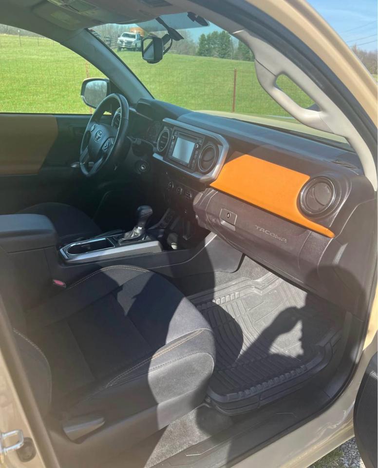 Toyota Tacoma 2WD Double Cab I4 AT SR5 (Natl) 2017