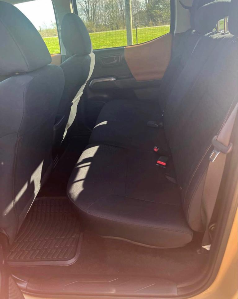 Toyota Tacoma 2WD Double Cab I4 AT SR5 (Natl) 2017