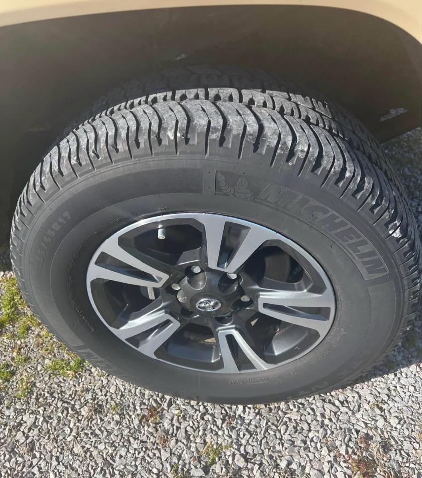 Toyota Tacoma 2WD Double Cab I4 AT SR5 (Natl) 2017