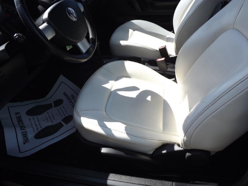 Volkswagen New Beetle  2010