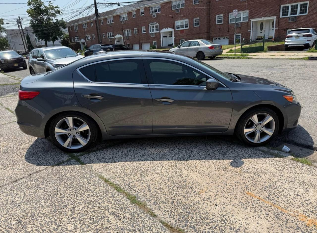 Acura ILX 5-Spd AT w/ Technology Package 2014