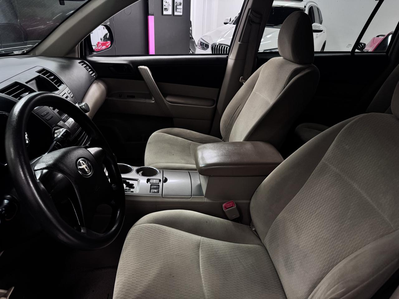 Toyota Highlander Base 4WD 2010