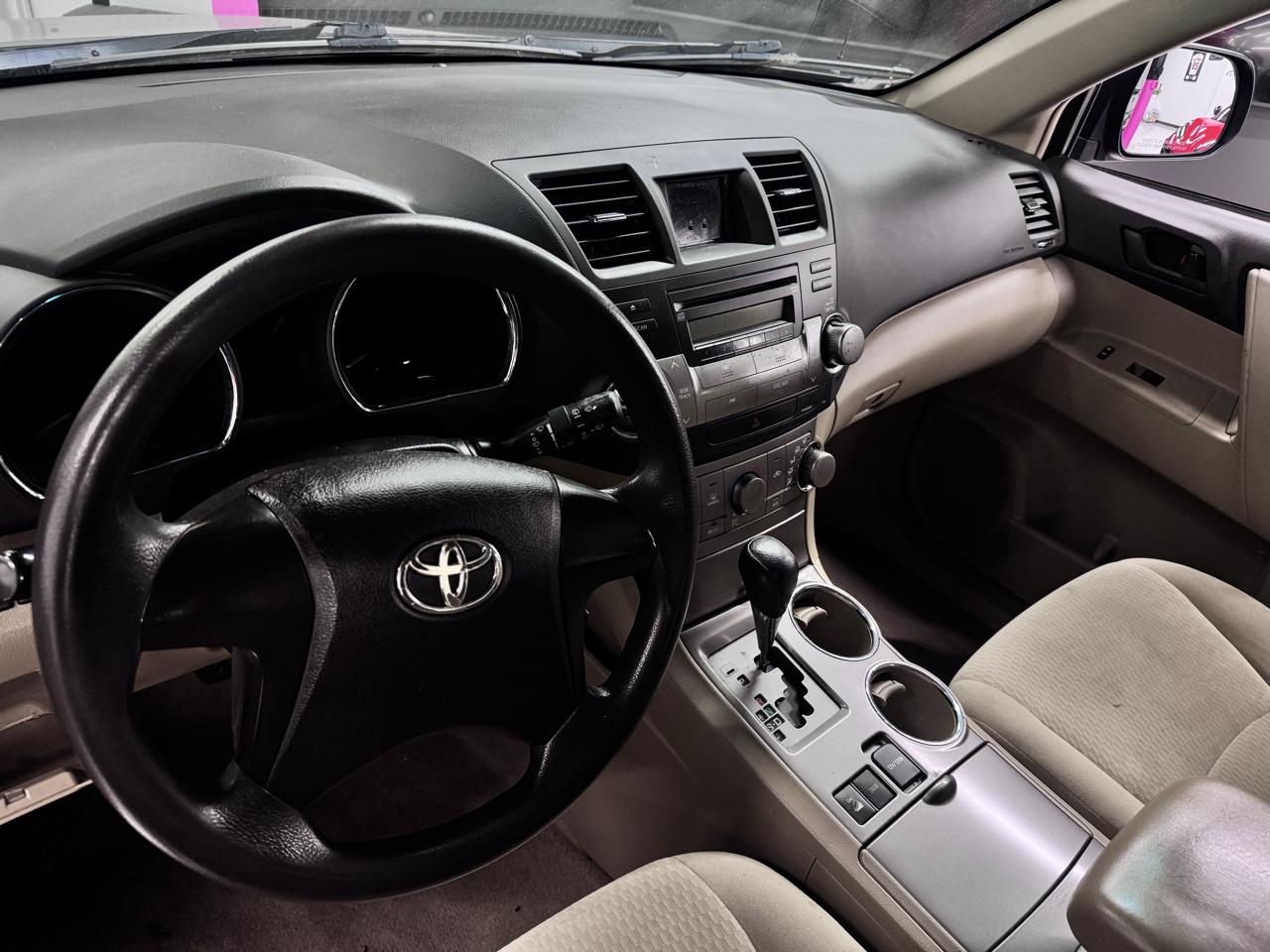 Toyota Highlander Base 4WD 2010