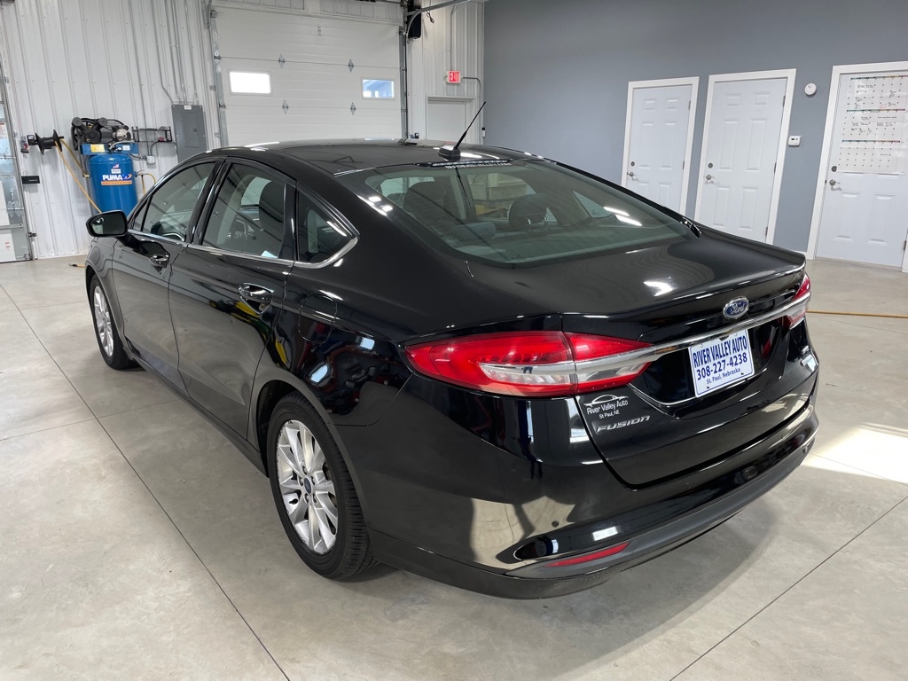 2017 Ford Fusion SE photo 2
