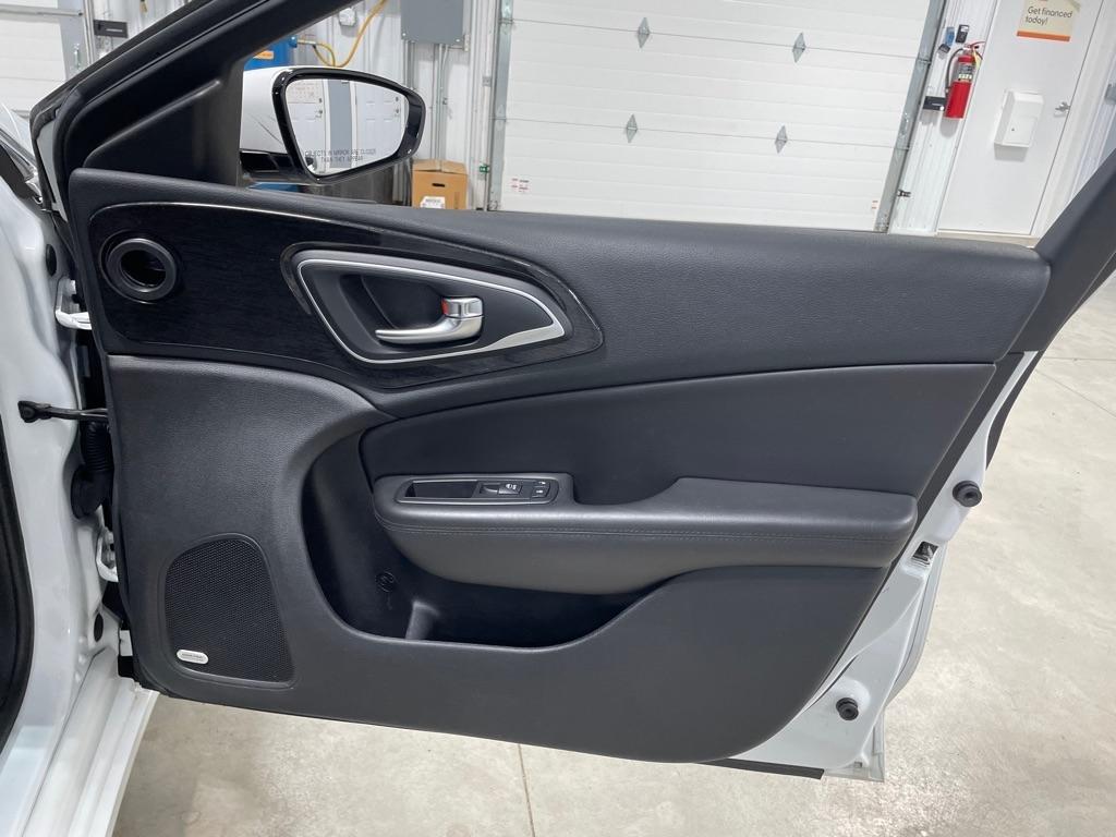 Chrysler 200  2015
