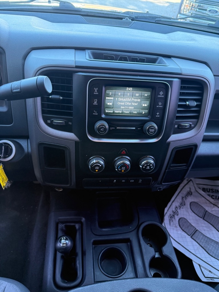 RAM 3500 Tradesman Crew Cab 4WD DRW 2016 RAM 3500 Tradesman Crew Cab 4WD DRW 2016